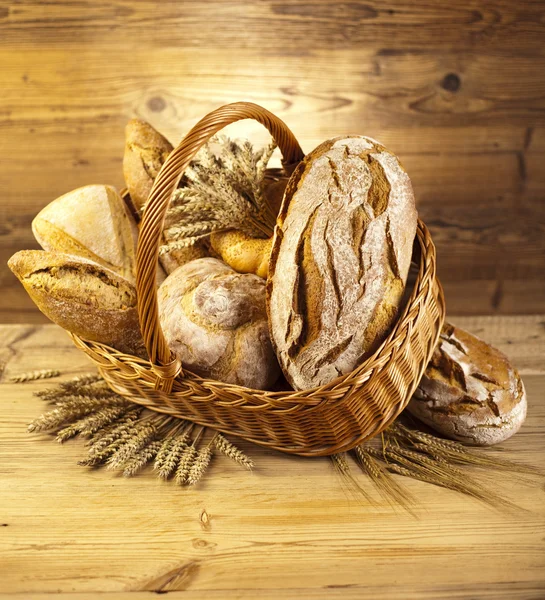 Pan tradicional en cubo de mimbre — Foto de Stock