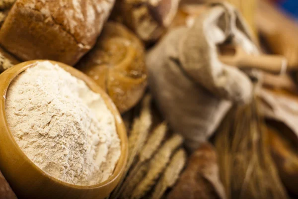 Gebackene Brotlaibe mit Mehl — Stockfoto