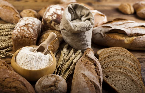 Gebackene Brotlaibe mit Mehl — Stockfoto