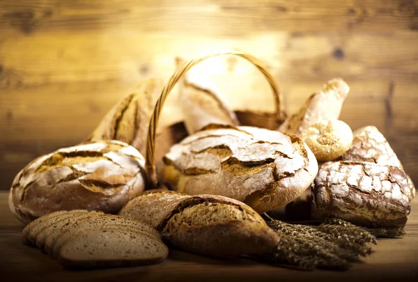 Gebackenes Brot im Korb — Stockfoto