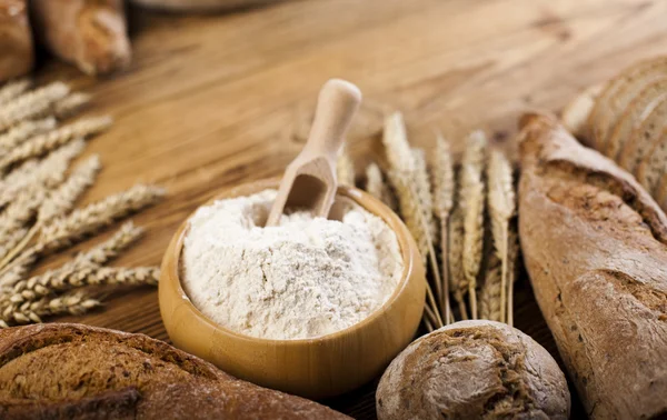 Loafs assados de pão com farinha — Fotografia de Stock