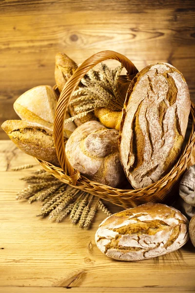 Traditionele brood in mand — Stockfoto