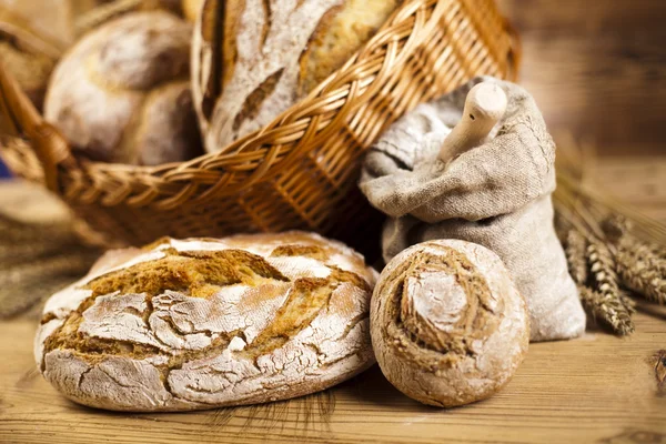 Brot mit Mehl in Schüssel — Stockfoto