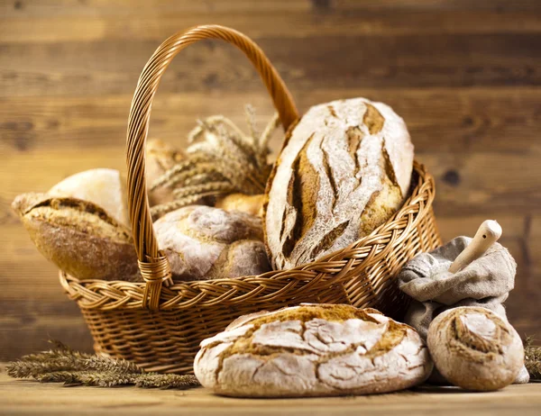 Traditionella bröd i korg — Stockfoto