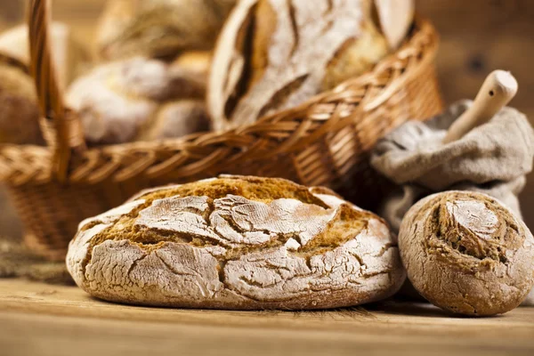 Pan con harina en tazón —  Fotos de Stock