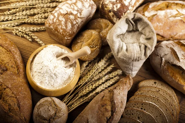 Panes horneados de pan con harina — Foto de Stock