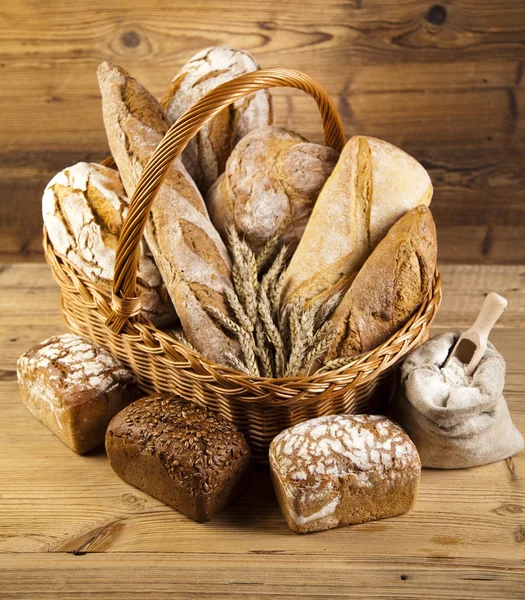 Samenstelling met brood en mand — Stockfoto