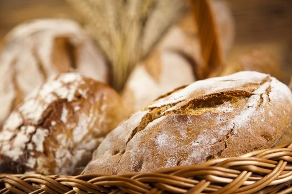 Frisches Brot im Korb — Stockfoto