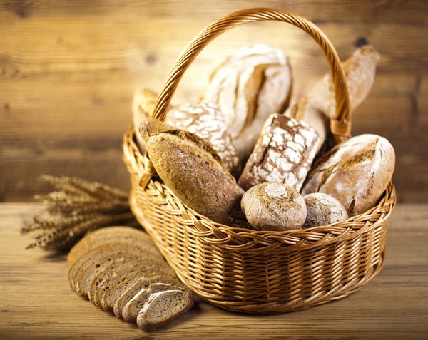 Pão tradicional na cesta — Fotografia de Stock