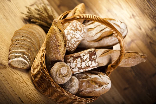 Pão tradicional na cesta de vime — Fotografia de Stock