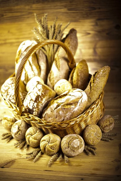 Pães assados na cesta — Fotografia de Stock