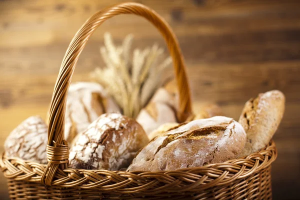 Frisches Brot im Korb — Stockfoto