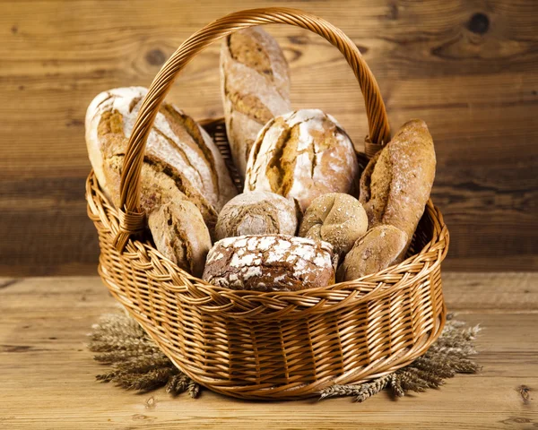 Gebackenes Brot im Korb — Stockfoto