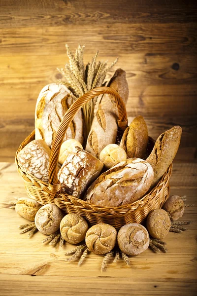 Bodegón con panes en cesta —  Fotos de Stock