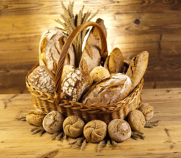 Stillleben mit Brot im Korb — Stockfoto