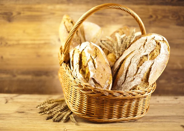 Pão tradicional na cesta — Fotografia de Stock