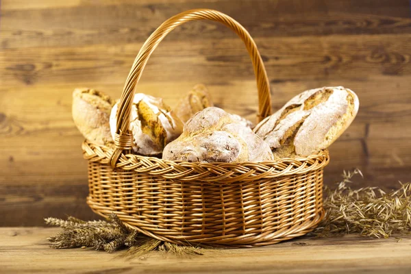 Παραδοσιακό ψωμί στο καλάθι — Φωτογραφία Αρχείου