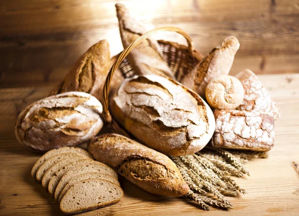 Традиционный хлеб в плетеной корзине — стоковое фото