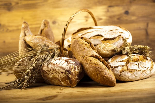 Traditionelles Brot im Korb — Stockfoto