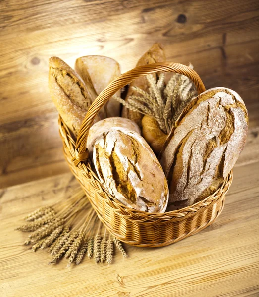 Traditionella bröd i korg — Stockfoto