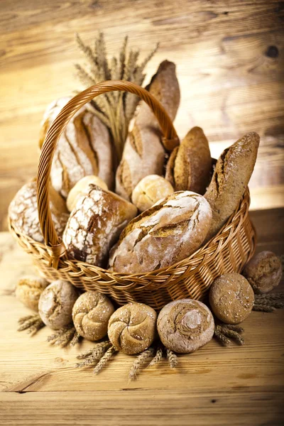 Gebackenes Brot im Korb — Stockfoto