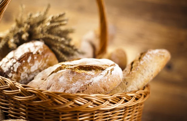 Frisches Brot im Korb — Stockfoto