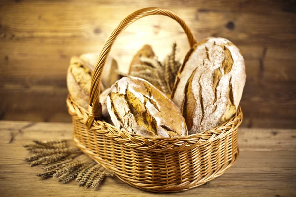 Традиційний хліб у кошику — стокове фото