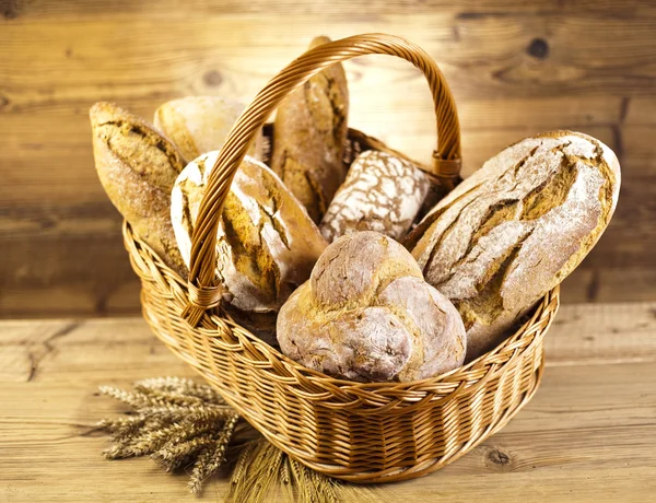 Nybakat bröd i korg — Stockfoto
