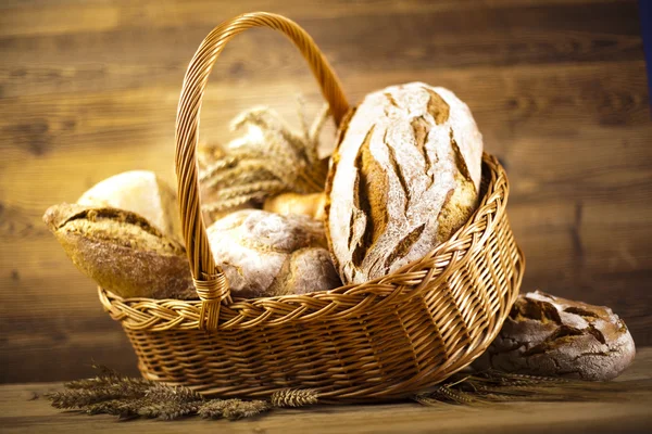 Traditionella bröd i korg — Stockfoto