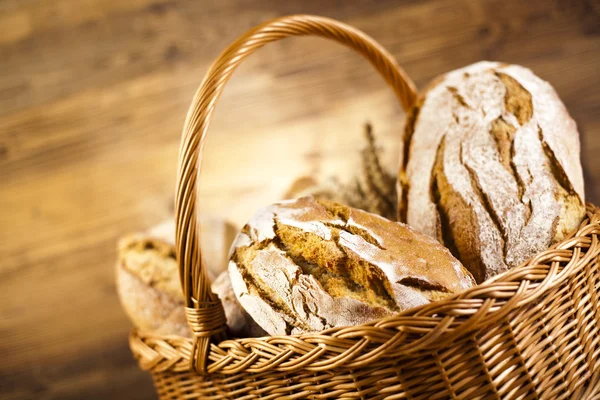 Frisches Brot im Korb — Stockfoto