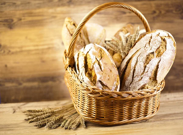 Tradycyjny chleb w koszyku — Zdjęcie stockowe