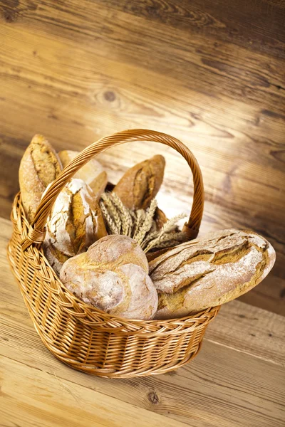 Ψημένο ψωμί στο καλάθι — Φωτογραφία Αρχείου