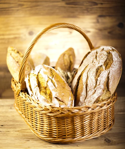 Gebackenes Brot im Korb — Stockfoto