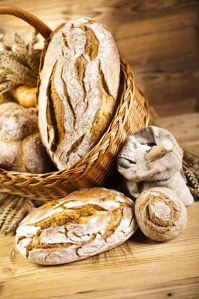 Traditionelles Brot im Korb — Stockfoto