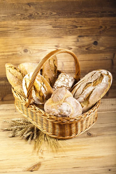 Gebackenes Brot im Korb — Stockfoto