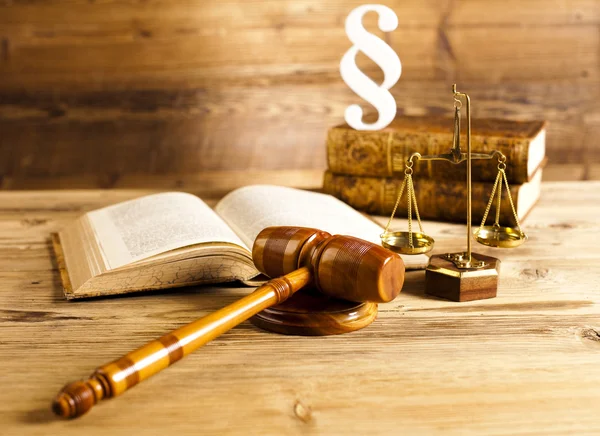 Libro di legge, bilance con mazzuolo di giudice — Foto Stock