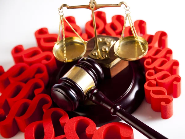 Wooden gavel and paragraph signs — Stock Photo, Image