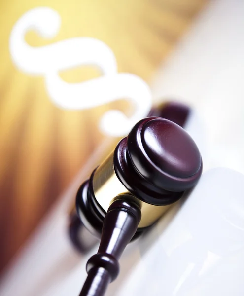 Gavel with Paragraph sign — Stock Photo, Image