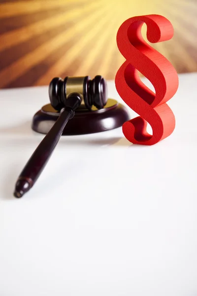 Gavel with Paragraph sign — Stock Photo, Image