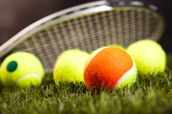 Raqueta y pelotas de tenis — Foto de Stock