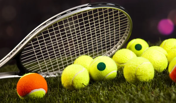 Raquette et balles de tennis — Photo