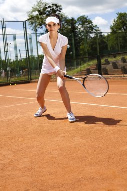 Tenisçi servis için hazır.