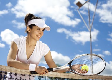 Tenis topu tutan kadın