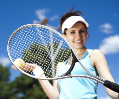 Kız Tenis Ekipmanları ile ayakta