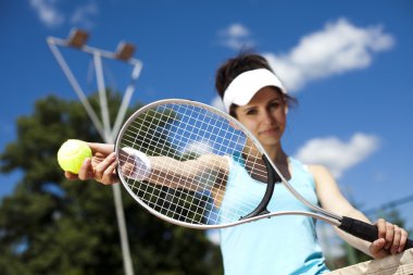 Kız Tenis Ekipmanları ile ayakta