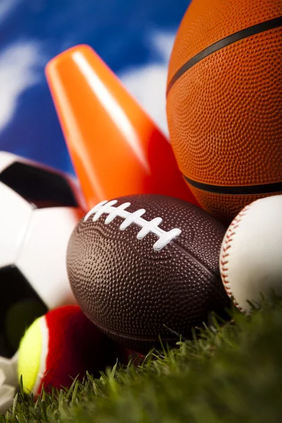 Спортивные мячи с оборудованием — стоковое фото
