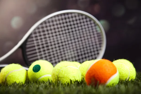 Raquette et balles de tennis — Photo