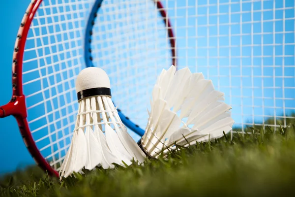 Shuttlecocks with badminton rackets — Stock Photo, Image