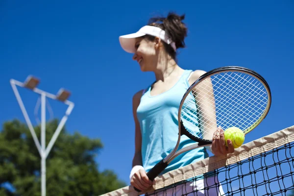 Femme tenant une balle de tennis — Photo