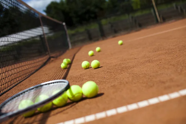 Tennisbollar liggande i rad — Stockfoto